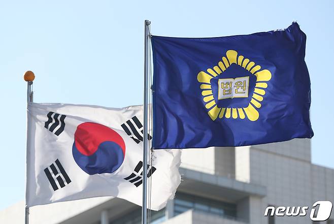 부산고등·지방법원 깃발 ⓒ 뉴스1 윤일지 기자