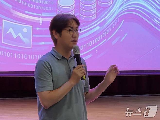 하정우 전 AI미래기획수석이 24일 부산 북구진로교육센터에서 학보모들을 대상으로 'AI 시대, 우리 아이들을 위한 미래준비'를 주제로 강연하고 있다. 2026.7.24/뉴스1 ⓒ News1 임순택 기자