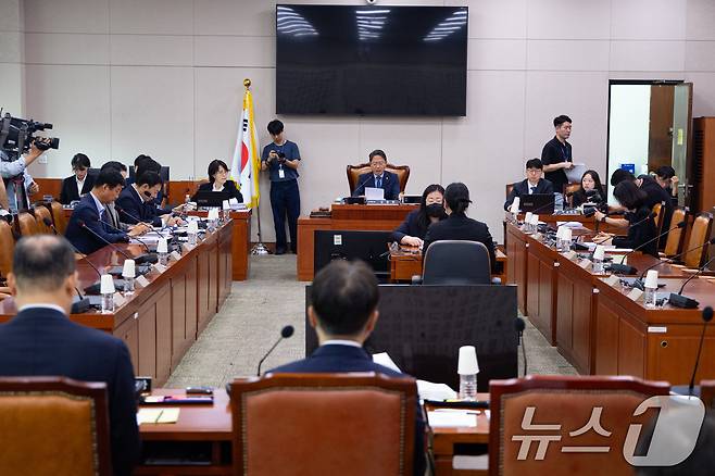김승원 국회 법제사법위원회 법안심사제1소위원장이 24일 서울 여의도 국회에서 열린 제437회 국회(임시회) 법제사법위원회 제7차 법안심사제1소위원회를 주재하고 있다. 2026.7.24 ⓒ 뉴스1 유승관 기자