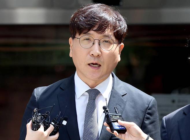 최태원 SK그룹 회장 측 이재근 변호사가 24일 최 회장과 노소영 아트센터 나비 관장의 파기환송심 선고가 끝난 뒤 서울 서초구 서울고등법원 앞에서 입장을 밝히고 있다. 사진공동취재단