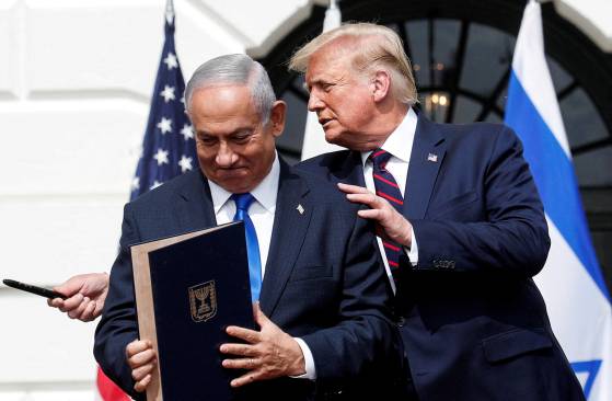 2020년 9월 15일 도널드 트럼프 미국 대통령이 백악관에서 이스라엘과 중동 일부 국가의 관계 정상화를 골자로 한 '아프라함 협정'에 서명한 뒤 베냐민 네타냐후 이스라엘 총리와 대화를 나누고 있다. 로이터=연합뉴스