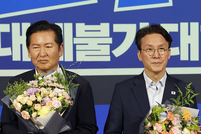 더불어민주당 당 대표 예비경선을 통과한 정청래·김민석 후보가 23일 국회 의원회관에서 기념 촬영을 준비하고 있다. 연합뉴스