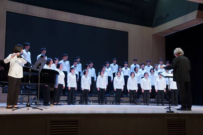 ‘Stage 3: Peace Oh Peace!’에서 나드림학교/칼리지 선배들과 함께 ‘The Lord's Prayer(주기도문)’를 부르고 있다.