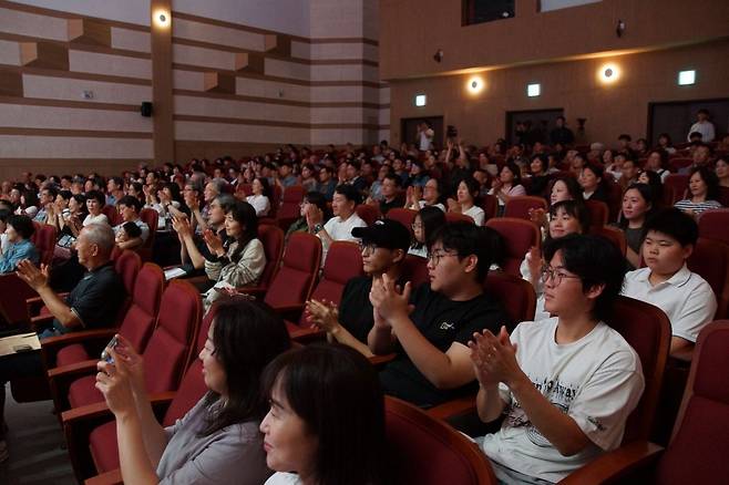 나드림학교/칼리지가 주최한 ‘나드림 콰이어 제13회 정기연주회’에 참석한 관객들이 ‘앙코르’를 외치며 환호와 박수를 보내고 있다.