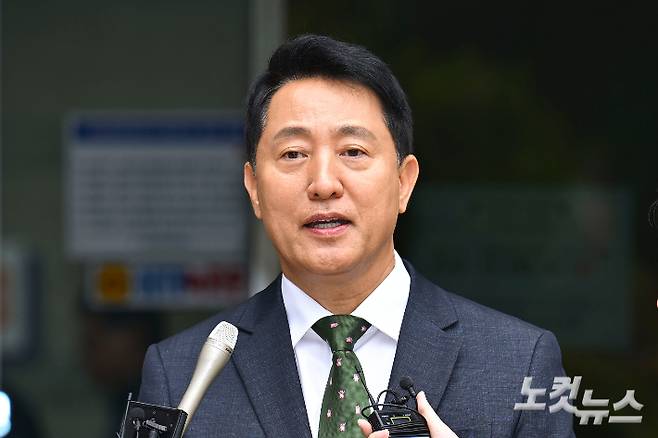 오세훈 서울시장이 22일 서울 서초구 서울중앙지방법원에서 열린 정치자금법 위반 혐의 1심 선고 공판 후 취재진의 질문에 답하고 있다. 류영주 기자
