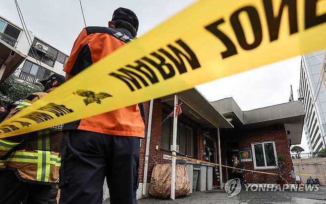 '방화 추정' 통제된 아파트 관리사무소 (경산=연합뉴스) 윤관식 기자 = 지난 23일 오전 8시 29분께 경북 경산시 사동 한 아파트 관리실 안에서 폭발 추정 사고가 난 가운데 현장 출입이 통제되고 있다. 2026.7.23 psik@yna.co.kr