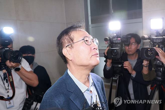 박성재 전 법무부 장관, 해병특검 출석 (서울=연합뉴스) 신현우 기자 = 박성재 전 법무부 장관이 24일 서울 서초구 이명현 순직해병 특별검사팀에 피의자 신분으로 출석하고 있다.
박 전 장관은 채 상병 사망사건 수사 외압 의혹의 핵심 피의자인 이종섭 전 국방부 장관의 호주 도피를 도운 혐의를 받는다. 2025.10.24 nowwego@yna.co.kr