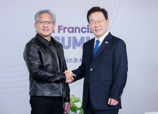 이재명 대통령이 24일(현지 시간) 미국 샌프란시스코에서 젠슨 황 엔비디아 최고경영자(CEO)와 면담에 앞서 기념촬영을 하고 있다. 연합뉴스