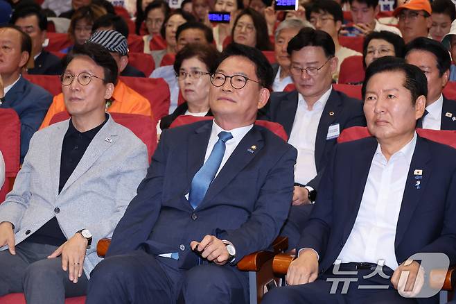 김민석(왼쪽부터)·송영길·정청래 더불어민주당 당대표 후보가 지난 12일 서울 여의도 국회 의원회관에서 열린 전국자치분권민주지도자회의 당대표 후보 정견 발표에 자리하고 있다. 2026.7.12 ⓒ 뉴스1 신웅수 기자
