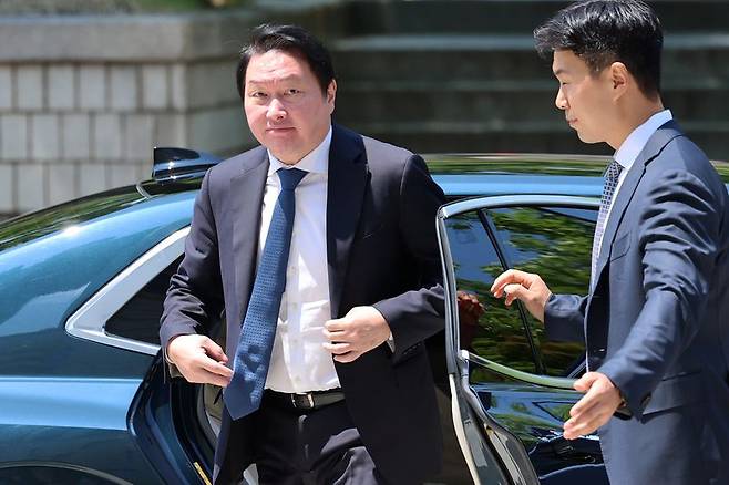 최태원 SK그룹 회장이 지난달 15일 서울 서초구 서울고등법원에서 열린 노소영 아트센터 나비 관장과의 재산 분할 파기환송심 2차 조정 기일에 출석하고 있다. /사진=뉴스1