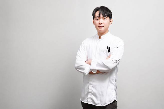 익숙한 한국 식재료를 새로운 방식으로 풀어내는 자신만의 프렌치 요리를 선보이는 윤병준 르몽뒤뱅셰프. 사진 송미성