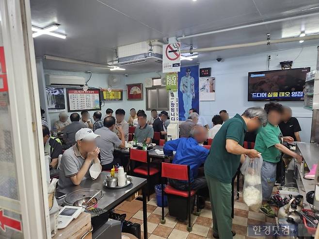 초복인 지난 15일 낮 12시30분경 서울 종로구 신진시장 내 보신탕집이 손님들로 만석을 이루고 있다. /사진=박수빈 기자