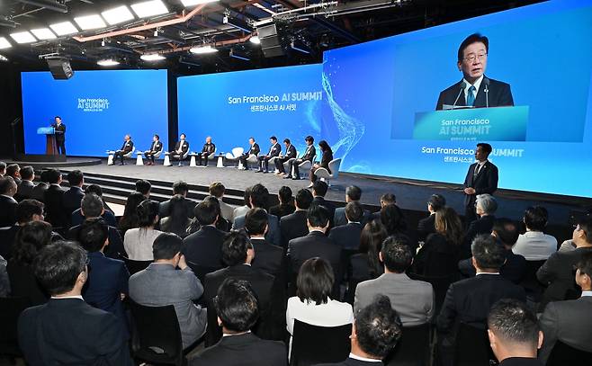 President Lee Jae Myung delivers the San Francisco AI Declaration at the San Francisco AI Summit held at The Midway in San Francisco on Friday. (Yonhap)
