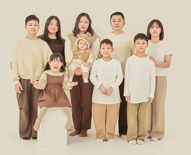 양영창 김은정 부부가 일곱째 에녹군 돌을 기념해 찍은 가족사진. 부부 제공