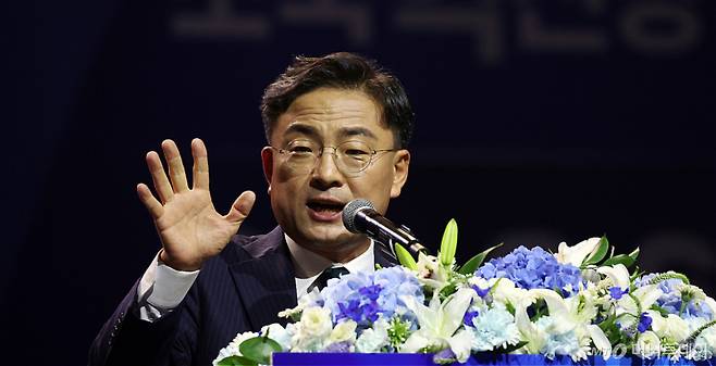 (수원=뉴스1) 황기선 기자 = 조국혁신당 신임 당대표로 선출된 신장식 의원이 25일 오후 경기 수원시 수원컨벤션센터에서 열린 2026 전국당원대회에서 대표 수락연설을 하고 있다. 2026.7.25/뉴스1 Copyright (C) 뉴스1. All rights reserved. 무단 전재 및 재배포, AI학습 이용 금지. /사진=(수원=뉴스1) 황기선 기자