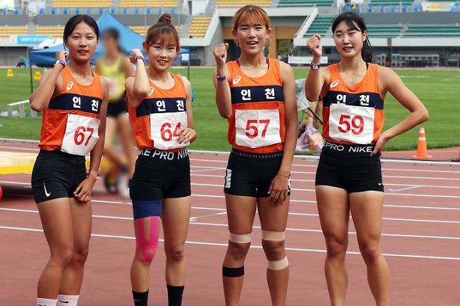 2021년 전국체전 당시 고등부 인천광역시 계주팀으로 나섰던 박 고수(왼쪽에서 두 번째). 대한육상연맹 제공