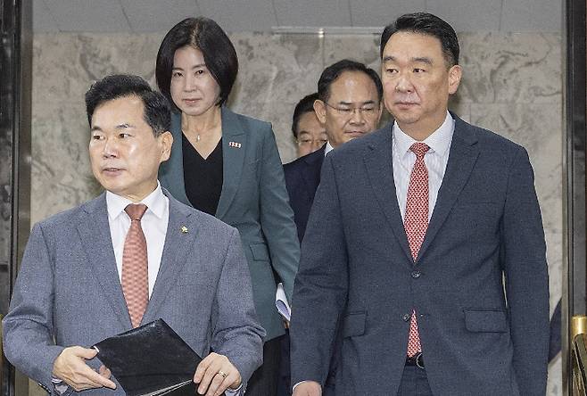 국민의힘 정희용 사무총장(오른쪽)과 김승수 원내운영수석부대표, 원내대표단이 24일 국회에서 열린 원내대책회의에 입장하고 있다. 정점식 원내대표는 이날 회의에 불참했다. 연합뉴스