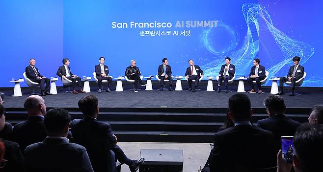 이재명 대통령이 24일(현지시간) 미국 샌프란시스코 더 미드웨이에서 열린 ‘샌프란시스코 AI 서밋’에서 글로벌 AI 리더들이 참석한 가운데 최태원 SK 회장의 발언을 듣고 있다. 왼쪽부터 정의선 현대차그룹 회장, 샘 올트먼 오픈AI 최고경영자, 이재용 삼성전자 회장, 젠슨 황 엔비디아 최고경영자, 이재명 대통령, 혹 탄 브로드컴 최고경영자, 최태원 SK 회장, 다리오 아모데이 앤트로픽 최고경영자, 이해진 네이버 이사회 의장. 연합뉴스