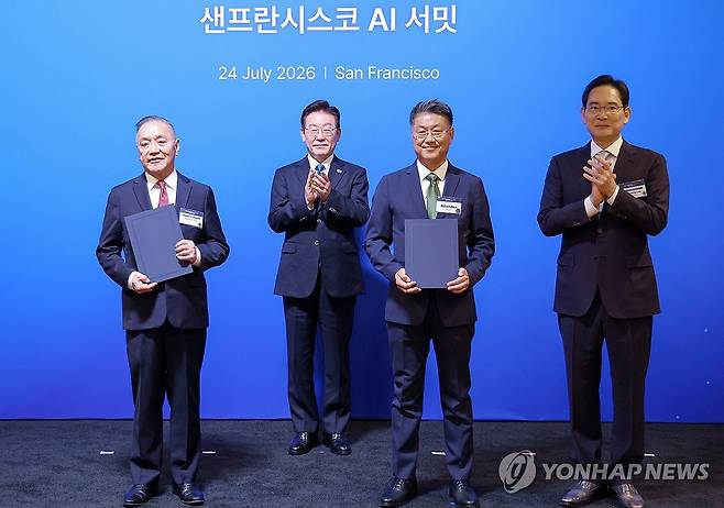 삼성전자-브로드컴, 첨단 반도체 기술 파트너십 (샌프란시스코=연합뉴스) 한상균 기자 = 한진만 삼성전자 파운드리 사장과 혹 탄 브로드컴 최고경영자가 24일(현지시간) 이재명 대통령이 임석한 가운데 미국 샌프란시스코 더 미드웨이에서 열린 AI 서밋에서 첨단 반도체 기술 분야 전략적 파트너십 업무협약을 체결한 뒤 기념 촬영을 하고 있다. 오른쪽은 이재용 삼성전자 회장. 2026.7.25 xyz@yna.co.kr
