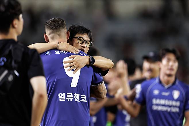 25일 부산구덕운동장에서 열린 하나은행 K리그2 2026 19라운드 원정경기서 승리한 수원삼성의 이정효 감독이 일류첸코를 격려하고 있다. 사진=한국프로축구연맹