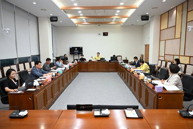 완주군의회 자치행정위원회가 집행부를 상대로 민생안정지원금 등 현안을 점검하고 있다. /완주군의회 제공