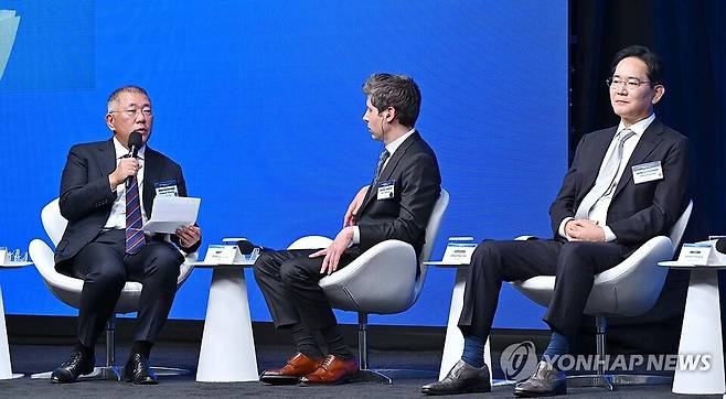정의선 현대차그룹 회장이 24일(현지시간) 미국 샌프란시스코 더 미드웨이에서 이재명 대통령이 참석한 '샌프란시스코 AI 서밋'에서 발언하고 있다. (왼쪽부터) 정의선 현대차그룹 회장, 샘 올트먼 오픈AI 최고경영자, 이재용 삼성전자 회장./연합뉴스