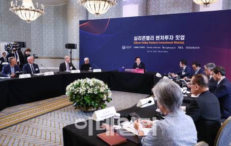 이재명 대통령이 25일(현지시간) 미국 샌프란시스코 한 호텔에서 열린 실리콘밸리 벤처투자 밋업에서 발언을 하고 있다.(사진=뉴스1)