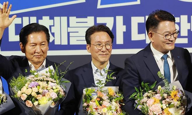 민주당 대표 예비경선을 통과한 정청래·김민석·송영길 후보가 7월 23일 국회 의원회관에서 기념사진을 찍고 있다. 연합뉴스