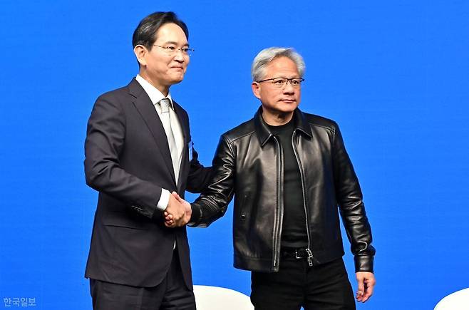이재용(왼쪽) 삼성전자 회장과 젠슨 황 엔비디아 CEO가 24일 미국 샌프란시스코에서 열린 샌프란시스코 AI서밋에서 인사하고 있다. 샌프란시스코=왕태석 선임기자