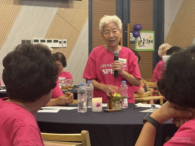 변경애 신내교회 권사가 24일 서울 중랑구 예배당에서 열린 '드림 시니어의 봄' 행사에서 버킷리스트를 발표하고 있다.