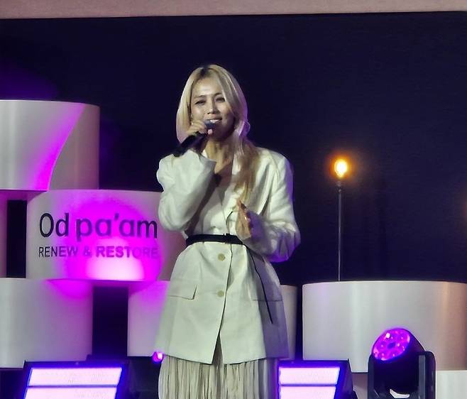 가수 소향이 25일 서울 영등포구 여의도순복음교회에서 열린 ‘오드팜 새롬 콘서트’에서 관객과 소통하고 있다.