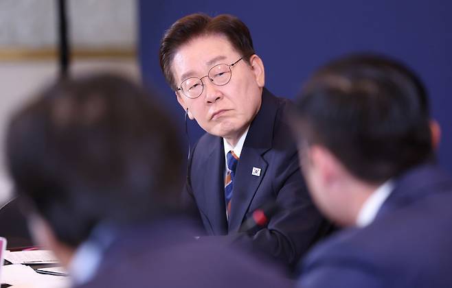 이재명 대통령이 25일(현지시간) 미국 샌프란시스코 한 호텔에서 열린 실리콘밸리 벤처투자 밋업에서 참석 VC 대표의 발언을 듣고 있다. 연합뉴스