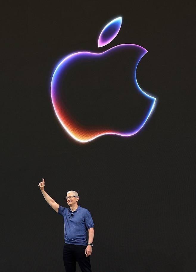 2024년 6월 10일: 애플 CEO 팀 쿡이 애플 세계 개발자 컨퍼런스(WWDC) 개막 연설을 하고 있다. 애플은 이 컨퍼런스에서 오픈AI의 챗GPT를 아이폰과 시리에 통합한다고 발표했다. /AFPBBNews=뉴스1