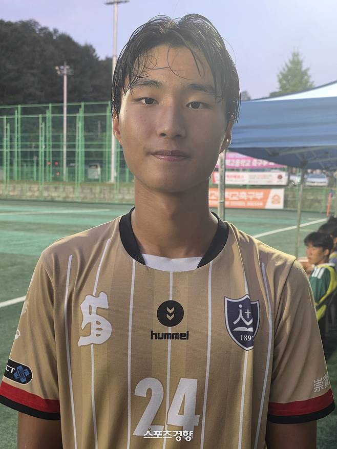 서울 숭실고 김해가 25일 충북 제천축구센터 제1구장에서 열린 충북 제천봉양FC U18과 2026 대통령금배 17세 이하(U-17) 유스컵 8강전에서 승리한 뒤 포즈를 취하고 있다. 제천 | 윤은용 기자
