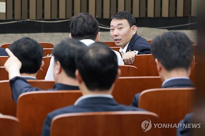 '형사소송법 개정 논의' 의원총회 참석한 민주당 김용민 의원 (서울=연합뉴스) 신현우 기자 = 더불어민주당 김용민 의원이 24일 국회에서 검찰 보완수사권을 폐지하는 내용의 형사소송법 개정안을 논의하기 위해 비공개로 열린 의원총회에 참석해 있다. 2026.7.24 nowwego@yna.co.kr