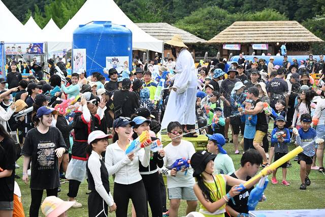 ‘ 2026 평창더위사냥축제 개막식’이 지난 25일 평창군 대화면 더위사냥축제장 메인무대에서 심재국 평창군수, 이창열 평창군의장및 군의원, 최종수·이정균 강원특별자치도의원, 박동석 평창경찰서장, 박순걸 평창소방서장을 비롯한 기관·사회단체장들과 관광객들이 참석한 가운데 열렸다.