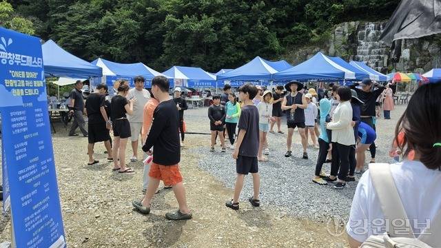 대화면 도시재생 미식축제 ‘2026 평창푸드페스타’가 지난 25일 대화면 땀띠공원 일원에서 ‘2026 평창더위사냥축제’ 의 일환으로 열려 방문객들이 행사를 즐기고 있다.