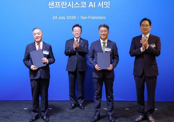 한진만 삼성전자 파운드리 사장과 혹 탄 브로드컴 최고경영자가 24일(현지시간) 이재명 대통령이 임석한 가운데 미국 샌프란시스코 더 미드웨이에서 열린 AI 서밋에서 첨단 반도체 기술 분야 전략적 파트너십 업무협약을 체결한 뒤 기념 촬영을 하고 있다. 오른쪽은 이재용 삼성전자 회장. 사진=연합뉴스
