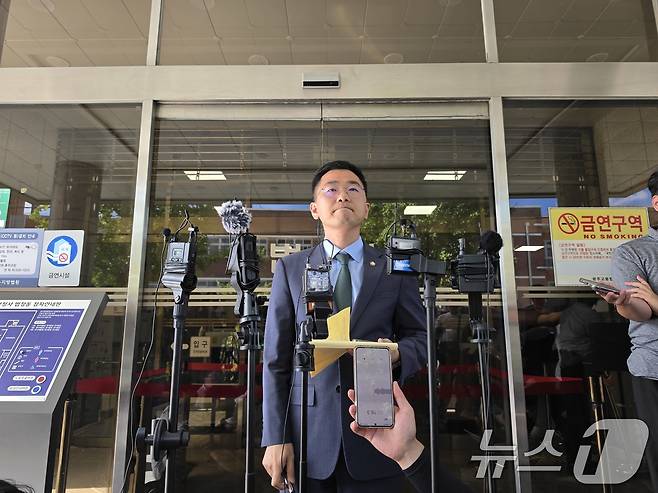 고(故) 이채원양 유족의 법률 대리인인 김문석 민주사회를 위한 변호사모임 전남광주지부 공익소송단장(변호사)이 27일 광주지법에서 열린 장윤기 세 번째 공판 이후 입장을 밝히고 있다. 2026.7.27 ⓒ 뉴스1 이수민 기자