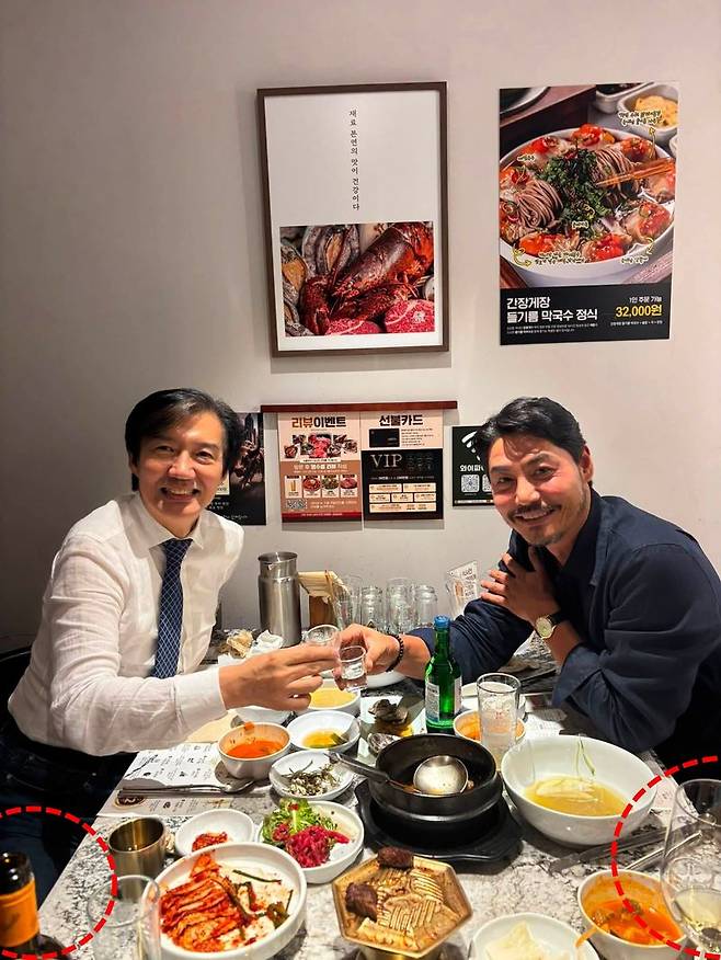 조국 전 조국혁신당 대표가 지난 24일 배우 이관훈씨와 함께한 술자리 사진을 SNS에 올린 뒤 '소주 인증샷' 논란이 발생했다. 사진 속 화이트와인병과 와인이 담긴 잔(붉은 원)이 있는데도 소주잔을 들고 건배했다는 지적이 나왔다. 이에 조 전 대표는 이틀 뒤 "소주도, 와인도 모두 마셨다"며 직접 해명했다./사진=조국 전 조국혁신당 대표 페이스북 캡처