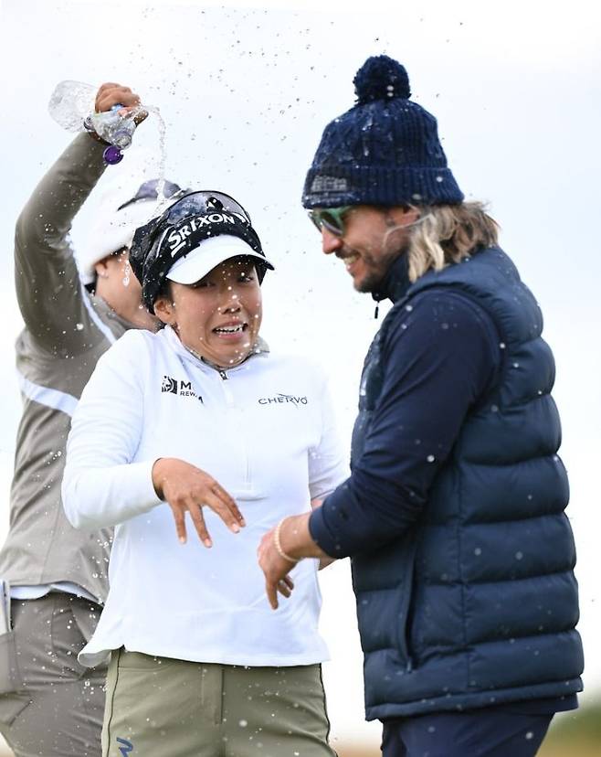 신지은이 26일(현지시간) 미국여자프로골프(LPGA) 투어 ISPS 한다 여자 스코틀랜드 오픈에서 우승을 차지한 후 동료들에게 축하 물세례를 받고 있다. (레이디스 유러피언 투어 홈페이지 캡처, 재판매 및 DB 금지) /사진=뉴스1화상