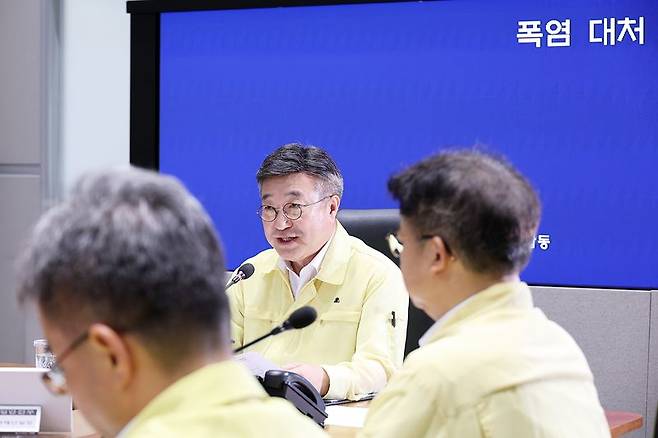 윤호중 행정안전부 장관이 27일 오후 서울 종로구 정부서울청사 서울상황센터에서 열린 폭염 대처 상황 점검회의에서 모두발언을 하고 있다. 행정안전부 제공