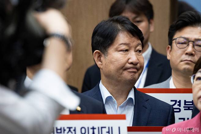 (서울=뉴스1) 유승관 기자 = 권영진 국민의힘 의원이 29일 서울 여의도 국회 소통관에서 열린 광주·전남권 제2국가 반도체 클러스터 조성 계획 관련 기자회견에 참석하고 있다. 2차 종합특검팀(특별검사 권창영)은 이날 윤석열 전 대통령 체포를 방해한 혐의로 김기현·권영진·윤상현 의원을 특수공무집행방해 혐의로 입건했다고 밝혔다. 2026.6.29/뉴스1 Copyright (C) 뉴스1. All rights reserved. 무단 전재 및 재배포, AI학습 이용 금지. /사진=(서울=뉴스1) 유승관 기자