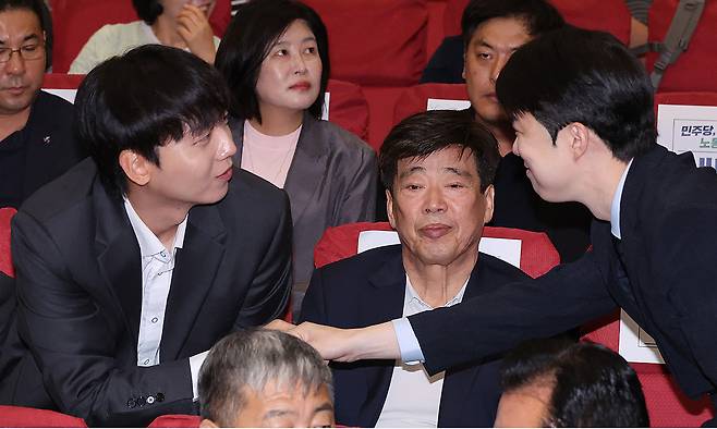 더불어민주당 정민철, 김형남 최고위원 후보가 지난 22일 서울 여의도 국회 의원회관에서 열린 '민주당, 청년을 담아 노동을 잇다' 행사에서 인사하고 있다. 뉴스1