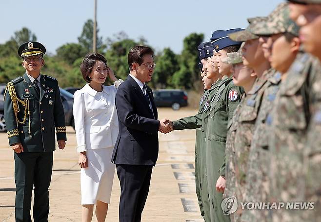 C-390 수송기 조종사 및 정비사 격려하는 이재명 대통령 (브라질리아=연합뉴스) 한상균 기자 = 브라질을 국빈 방문한 이재명 대통령이 26일(현지시간) 브라질리아 공군기지에서 C-390 수송기 관련 브라질 현지에서 교육받고 있는 우리 공군 조종사 및 정비사들을 격려하고 있다. 2026.7.27 xyz@yna.co.kr