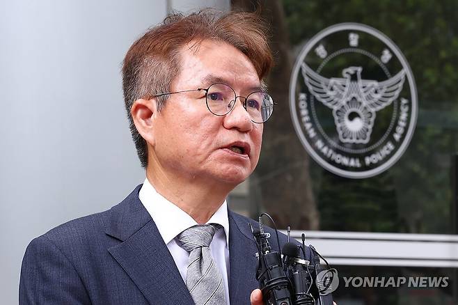 답변하는 김남준 위원장 (서울=연합뉴스) 진연수 기자 = 경찰 수사 신뢰 제고를 위한 쇄신 태스크포스(TF) 위원장을 맡은 김남준 변호사가 27일 서울 서대문구 경찰청 국가수사본부에서 열린 경찰 수사 쇄신TF 출범 첫 회의를 마친 뒤 경찰청을 나서며 취재진의 질문에 답하고 있다. 2026.7.27 jin90@yna.co.kr