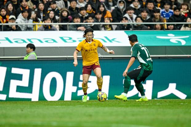 광주FC가 천안시티FC와의 코리아컵 3라운드 경기를 통해 지난해 준우승의 아쉬움을 달래고 리그 반등을 위한 무대를 마련한다. 지난해 전북현대와의 코리아컵 결승에서 신창무(왼쪽)가 드리블을 하고 있다.
<광주FC 제공>