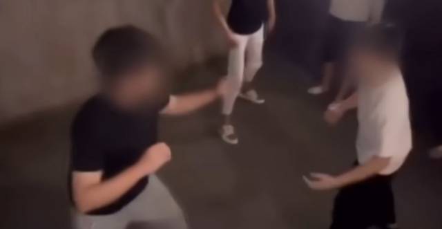 지난해 10월 대구 동구에서 고등학생과 중학생이 맨몸으로 싸우는 영상이 SNS에서 확산됐다. SNS 캡처