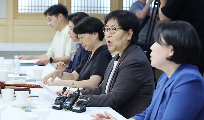 정은경 보건복지부 장관이 28일 서울 종로구 정부서울청사에서 열린 제80차 중앙생활보장위원회 회의에서 발언하고 있다. 연합뉴스