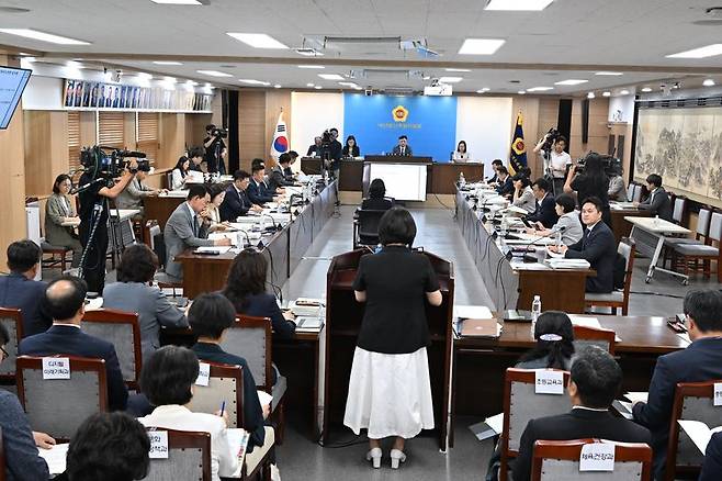 28일 제주특별자치도의회가 2026년도 제2회 추가경정예산안을 심사하고 있다. 이날 심사에서는 제주 IB 교육의 교사 양성과 학교별 역량 격차, 초·중·고 교육과정을 통합 관리할 전담조직 신설 필요성이 제기됐다. /사진=제주특별자치도의회 제공
